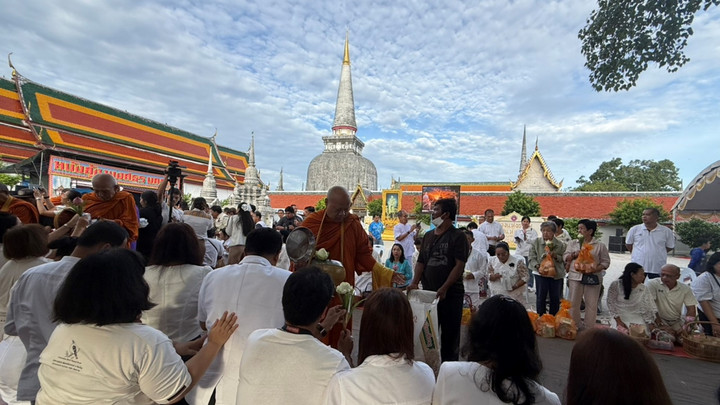 ประชาชนร่วมตักบาตรทำบุญฉลองสมโภช “พระบรมธาตุเจดีย์” ขึ้นทะเบียนมรดกโลก