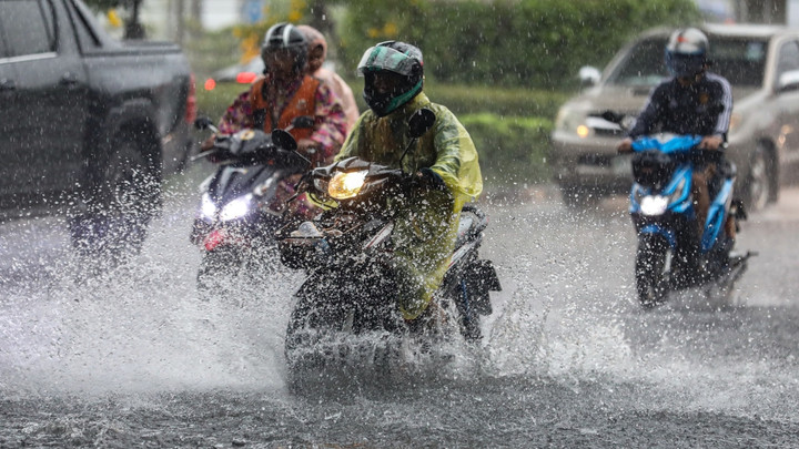 สภาพอากาศวันนี้ ฝนถล่มหลายพื้นที่ เหนือ-ตะวันออก-ใต้ ระวังน้ำท่วมฉับพลัน