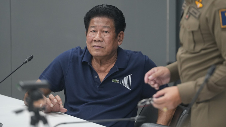กรมควบคุมโรคปรับ 5,000 บาท "ฉลอง เรี่ยวแรง" สูบบุหรี่บนโรงพัก