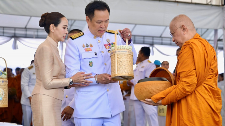 "อนุทิน" นำทำบุญตักบาตร 193 รูป ถวายพระราชกุศล เนื่องในวันแม่แห่งชาติ