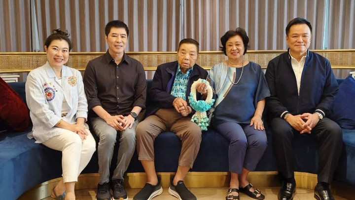 "อนุทิน" เปิดภาพครอบครัววันแม่ บอกวัยแซยิด ยังมีพ่อแม่อยู่เคียงข้าง