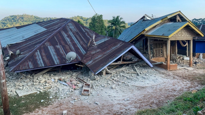 แผ่นดินไหวขนาด 7.7 เขย่าอินโดนีเซีย อาคารพังถล่ม พบสึนามิขนาดเล็ก