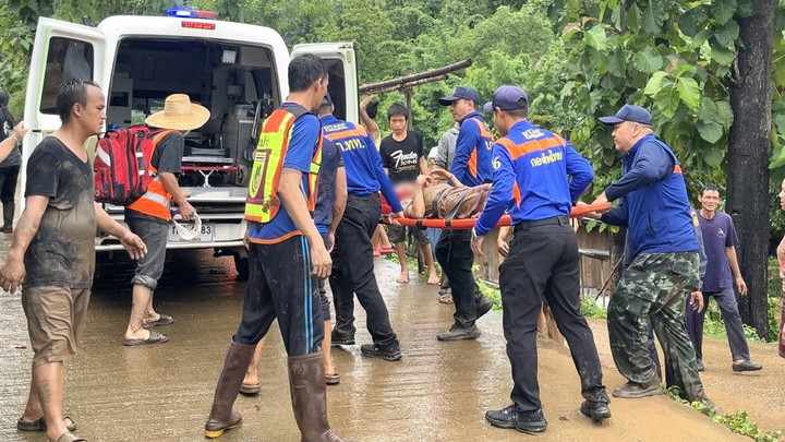 ทหารเร่งนำส่ง 5 ผู้บาดเจ็บ หลังดินโคลนถล่มทับบ้านเรือนประชาชนที่สบเมย