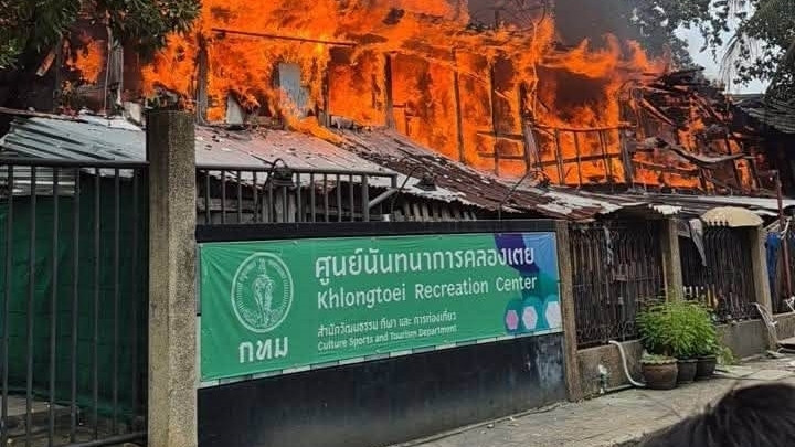ไฟไหม้บ้านใกล้เคียงศูนย์เยาวชนคลองเตย - เร่งคุมเพลิง 