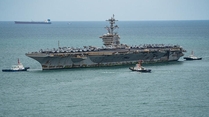 เรือพิฆาตลาดตระเวนรอบ "USS Abraham Lincoln" ดูแลความปลอดภัย