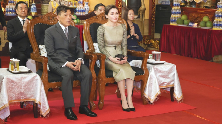 "ในหลวง-พระราชินี" ทรงวางพวงมาลา ณ อนุสาวรีย์วีรชนฯ และสุสานอดีตประธานาธิบดีโฮจิมินห์