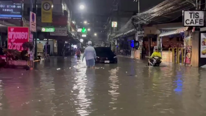 ฝนถล่ม "พัทยา" น้ำท่วมหลายพื้นที่ - ต่างชาติพลัดตกคลอง สูญหาย 1 คน