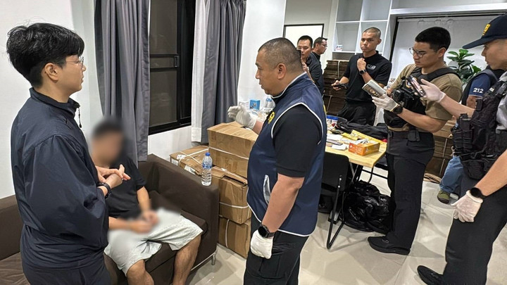จับชายฮ่องกงซุก "ไอซ์" 350 กก.ในบ้านย่านร่มเกล้า แปรสภาพเตรียมส่งออก
