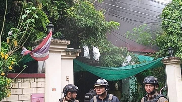 ชายจุดไฟเผาบ้านซอยจรัสลาภ พบผู้เสียชีวิตภายในบ้าน ค้นเจอปืน-ระเบิด