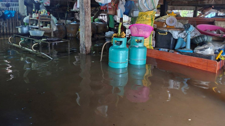 อีสานอ่วม! ฝนถล่ม-น้ำป่าทะลัก ปากช่องน้ำล้นเข้าพื้นที่เศรษฐกิจ