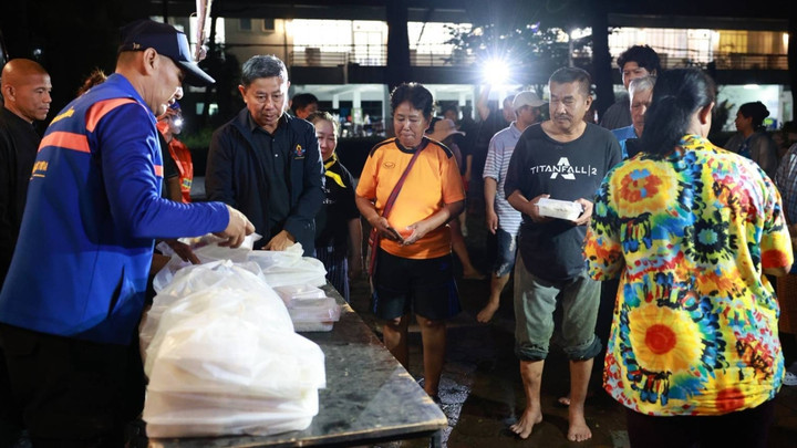 กห.ติดตามน้ำท่วมลาดกระบัง-ลาดพร้าว ย้ำกองทัพพร้อมสนับสนุนตลอด 24 ชม.