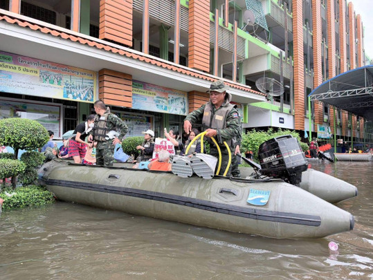 ทบ.ระดมกำลังพลกว่า 4,000 นาย ส่งรถ-เรือช่วยน้ำท่วม ตั้งศูนย์ปฏิบัติการส่วนหน้า "บางกะปิ-ลาดกระบัง"