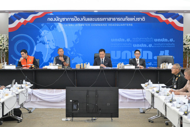 "นายกฯ" นั่งหัวโต๊ะประชุมติดตามสถานการณ์น้ำท่วม สั่งเร่งเคลียร์ขยะ