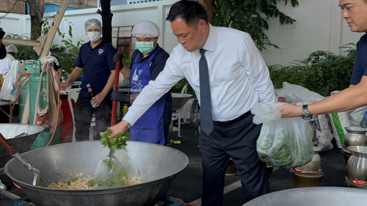 "อนุทิน" ลงครัวภูมิใจไทย ชิมผัดกะเพรา-หมูทอด แจกวันละ 12,000 กล่อง