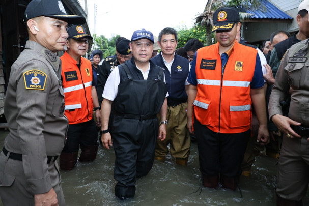 "น้ำท่วม" กระทบสถานประกอบการกว่า 4.2 พันแห่ง "วราวุธ" สั่งเตรียมแผนฟื้นฟูธุรกิจ-อุตฯ เร่งด่วน