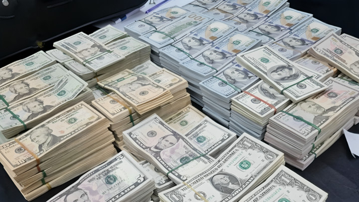 Two foreigners detained at Suvarnabhumi with Bt56m in US currency