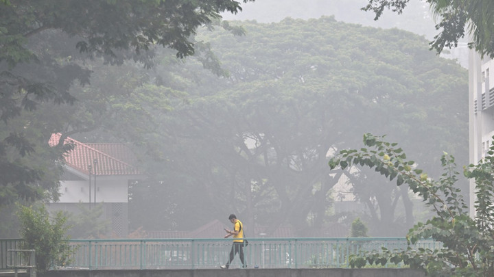 Indonesia haze spikes Singapore pollution, shuts East Timor schools