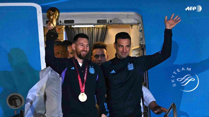 "เมสซี" นำทีมพร้อมถ้วยแชมป์บอลโลกกลับอาร์เจนตินา