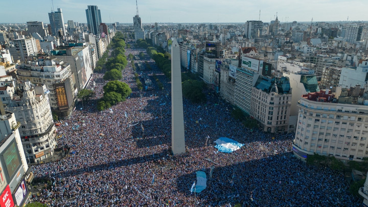  แฟนบอลอาร์เจนตินา ฉลองรอนักเตะเดินทางกลับ 