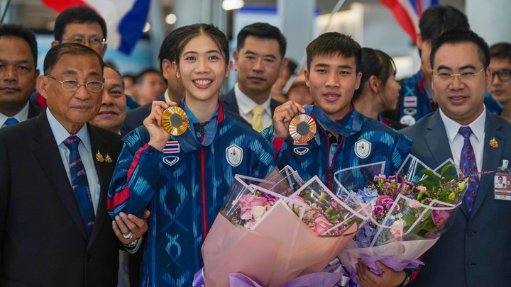 "เทนนิส พาณิภัค-บี จันทร์แจ่ม" ฮีโร่โอลิมปิก 2024 ถึงไทยแล้ว