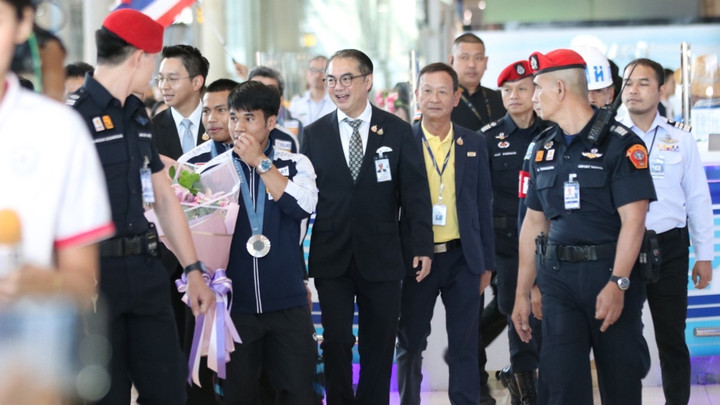 ต้อนรับอบอุ่น! 4 นักกีฬายกน้ำหนักฮีโร่โอลิมปิก กลับถึงไทย