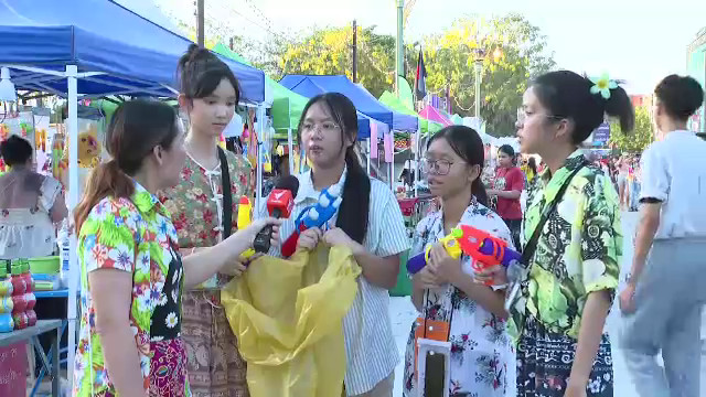 เยาวชนจิตอาสาเก็บขยะ หลังจัดงานสงกรานต์ "ขอนแก่น"