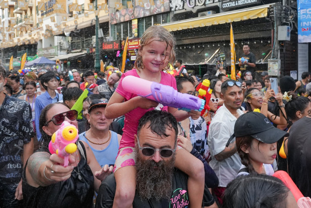 สงกรานต์คึกคัก ต่างชาติเข้าไทย เที่ยวสงกรานต์วันละเกือบแสนคน