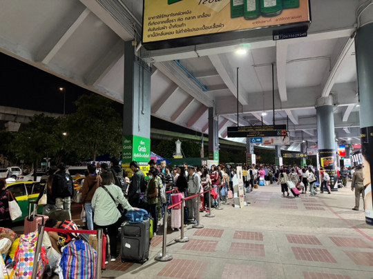 ปชช.ทยอยกลับจากสงกรานต์  "หมอชิต 2" หนาแน่น  - พบปัญหาแท็กซี่ขาดระยะ 