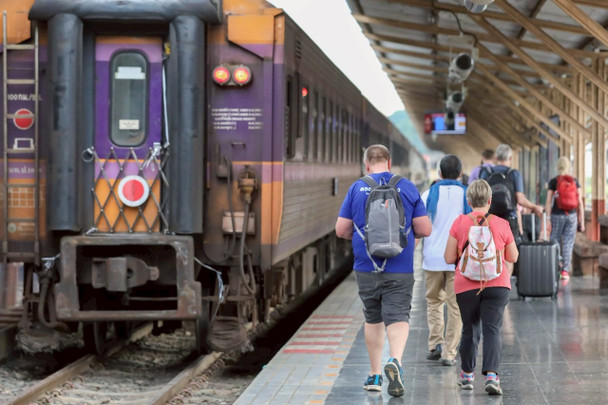 รถไฟเสริม 8 ขบวนสายอีสาน-สายใต้รองรับคนกลับกรุง