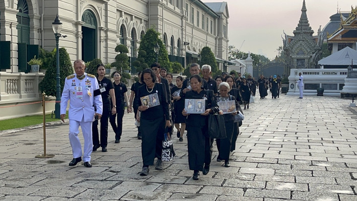 ประชาชนเข้ากราบถวายบังคมพระบรมศพ "สมเด็จพระบรมราชชนนีพันปีหลวง"