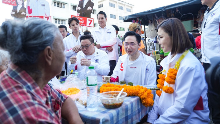 "ยศชนัน" ลุยหาเสียงวัดเกาะ ร่วมตักบาตร-ดื่มกาแฟฟังปัญหาชาวบ้าน