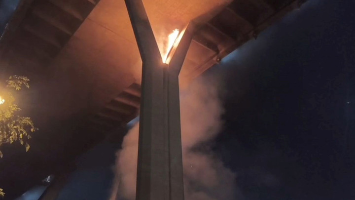 ไฟไหม้ตอม่อสะพานภูมิพล 2 เจ้าหน้าที่เร่งตรวจสอบหาสาเหตุ