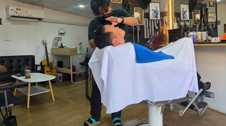 "อนุทิน" ลุยบางกะปิ หาเสียง แวะโกนหนวด พร้อมถามหาหนอกย่าง