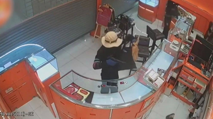 ตร.ไล่วงจรปิดหาตัวผู้ก่อเหตุชิงทอง 149 บาทกลางห้างย่านสุขุมวิท