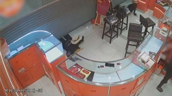 ชิงทองย่านสุขุมวิท50  ตร.ไม่ปักใจเชื่อลงมือคนเดียวเร่งตามตัว 