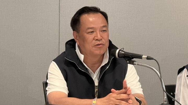 "อนุทิน" โต้ภาพนั่งกินข้าว "เบน สมิธ" ปี 48 เป็นเอไอ