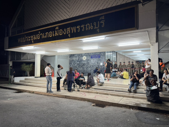 ชาวสุพรรณบุรีรวมตัว เรียกร้องนับคะแนนใหม่ทุกเขต 