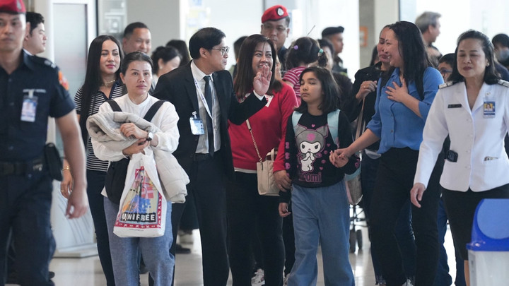 29 คนไทยชุดแรกจากอิหร่าน เดินทางกลับถึงไทยแล้ว - "สีหศักดิ์" ต้อนรับ