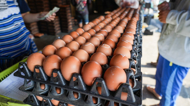สำรวจตลาด "ไข่ไก่" ขึ้นราคาฟองละ 20 สต. ขยับแผงละ 6 บาท