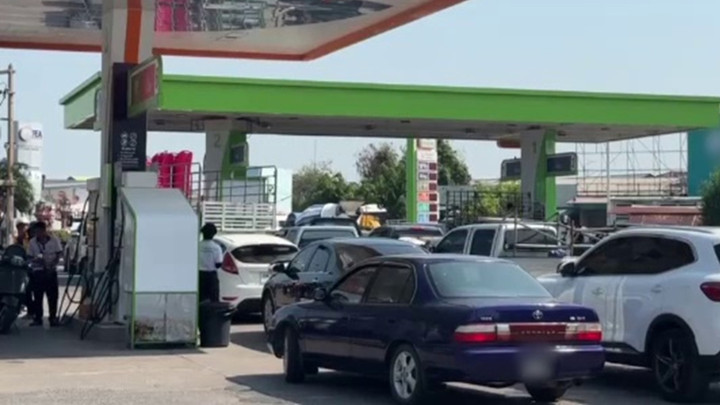 ประชาชนนำรถเติมน้ำมันแน่นปั๊ม หลายแห่งน้ำมันหมดสต็อก