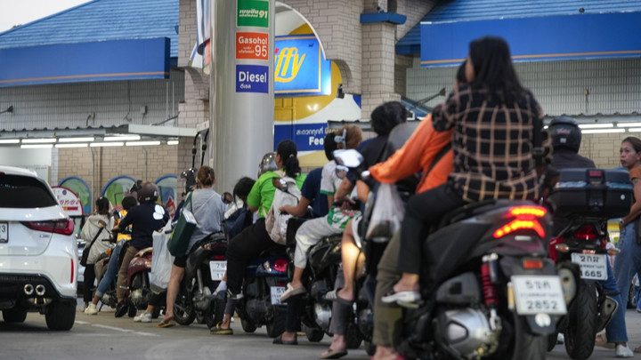 ดีเซลหมดเกลี้ยง! ปั๊มน้ำมันหลายจังหวัดปิดบริการ ปชช.แห่เติม-กักตุน