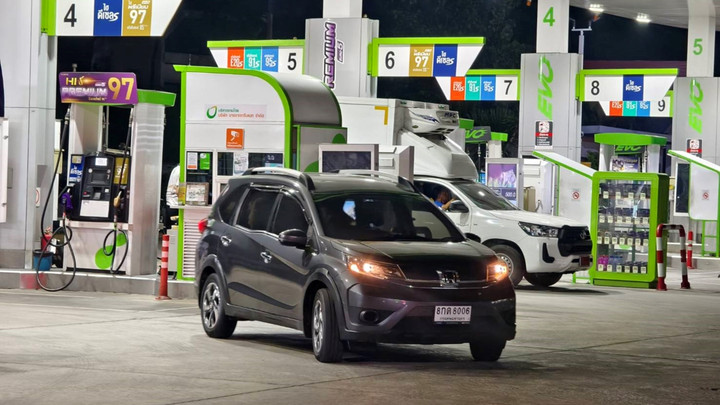 น้ำมันดีเซล-เบนซินขึ้นพรวด มรสุมใหญ่ รบ.ไร้ช่วง "ฮันนีมูน"