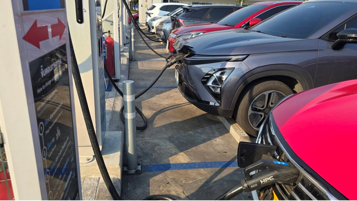 รถ EV คิวแน่นสถานีชาร์จ เจ้าของเผยสุดคุ้ม ลุยน้ำท่วมได้ครึ่งล้อ