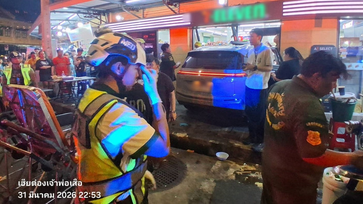 รถยนต์พุ่งชนร้านสะดวกซื้อย่านบางลำพู เจ็บ 8 คน