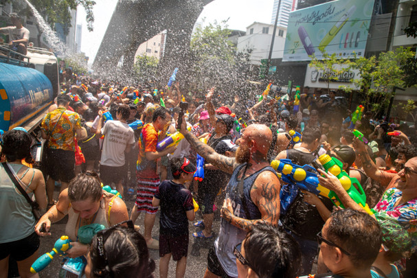 สงกรานต์ 2569 ลิสต์ไว้ก่อนเดินทาง ยกเว้นค่าทางด่วน-เช็กสภาพรถฟรี-สนามบินจัดรถรับส่ง–จอดรถฟรี