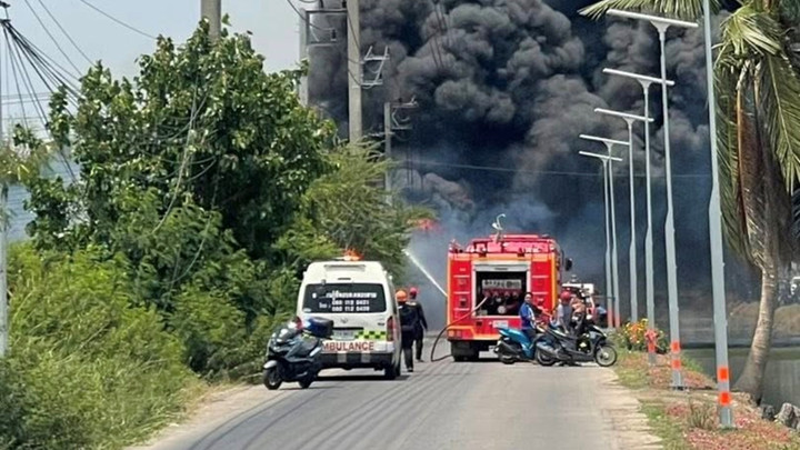 ไฟไหม้หลังเซียงกง จ.ปทุมธานี รถยนต์วอด 2 คัน จนท.เร่งคุมเพลิง