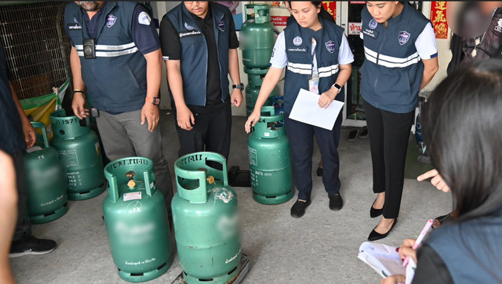 จับ “โรงบรรจุ-ร้านค้า” ขายก๊าซหุงต้มไม่เต็มถัง พาณิชย์สั่งดำเนินคดีทันที