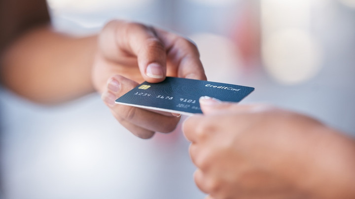 ผู้ถือบัตรเครดิต "รัดเข็มขัด" พบใช้จ่ายหดตัว-ยกเลิกทริปเที่ยวพุ่ง