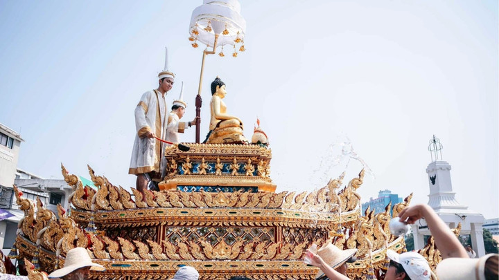 เชียงใหม่ จัดสรงน้ำพระพุทธสิหิงค์ แห่ไม้ค้ำสะหลี-ขนทรายเข้าวัด ช่วงสงกรานต์