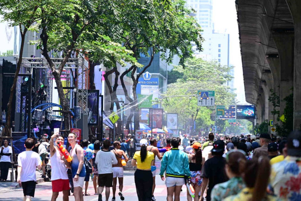 "สงกรานต์สีลม" เริ่มแล้ว ปิดถนนเล่นน้ำ นักท่องเที่ยวทยอยเข้าพื้นที่คึกคัก